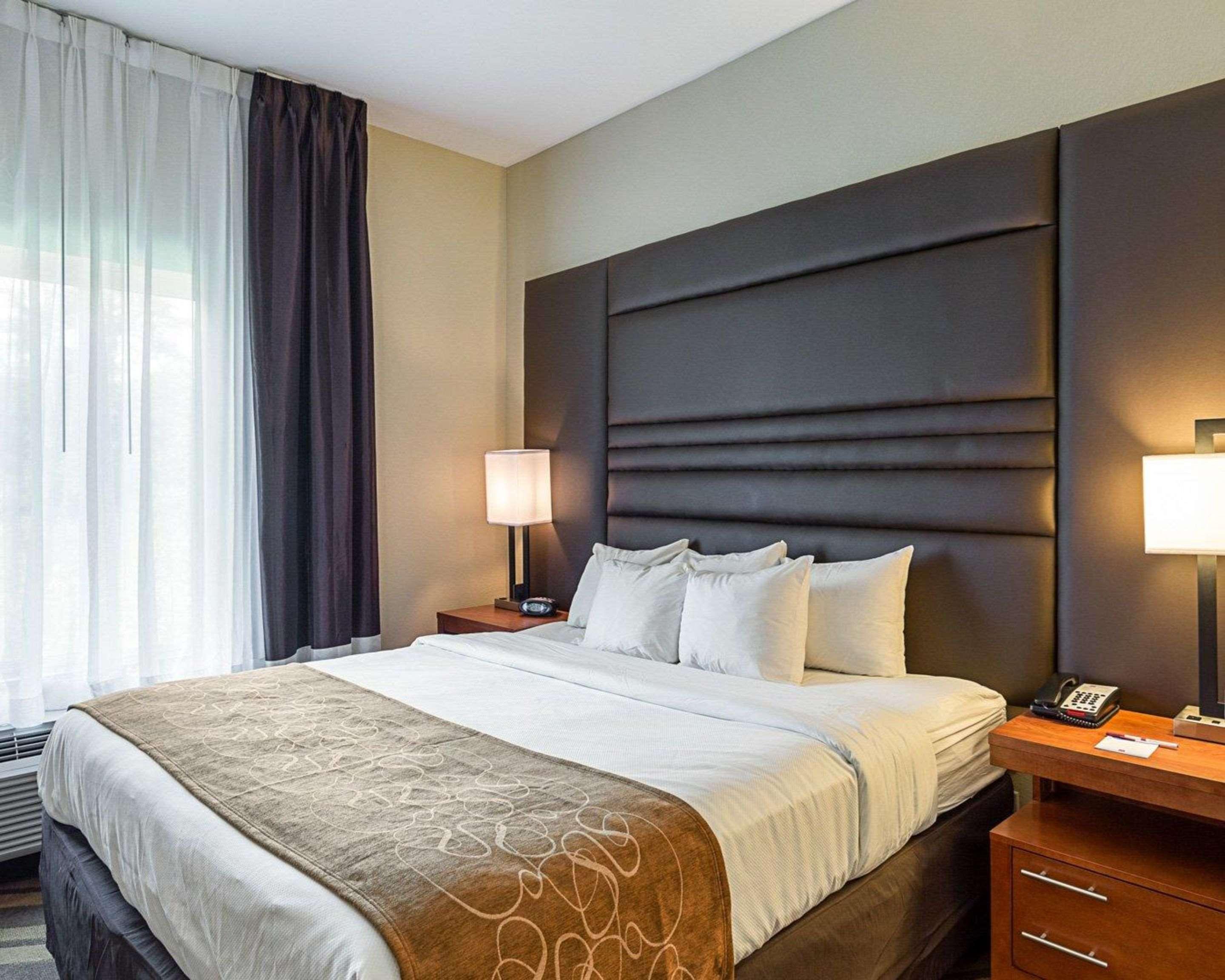 Comfort Suites Near Tanger Outlet Mall Гонзалес Экстерьер фото