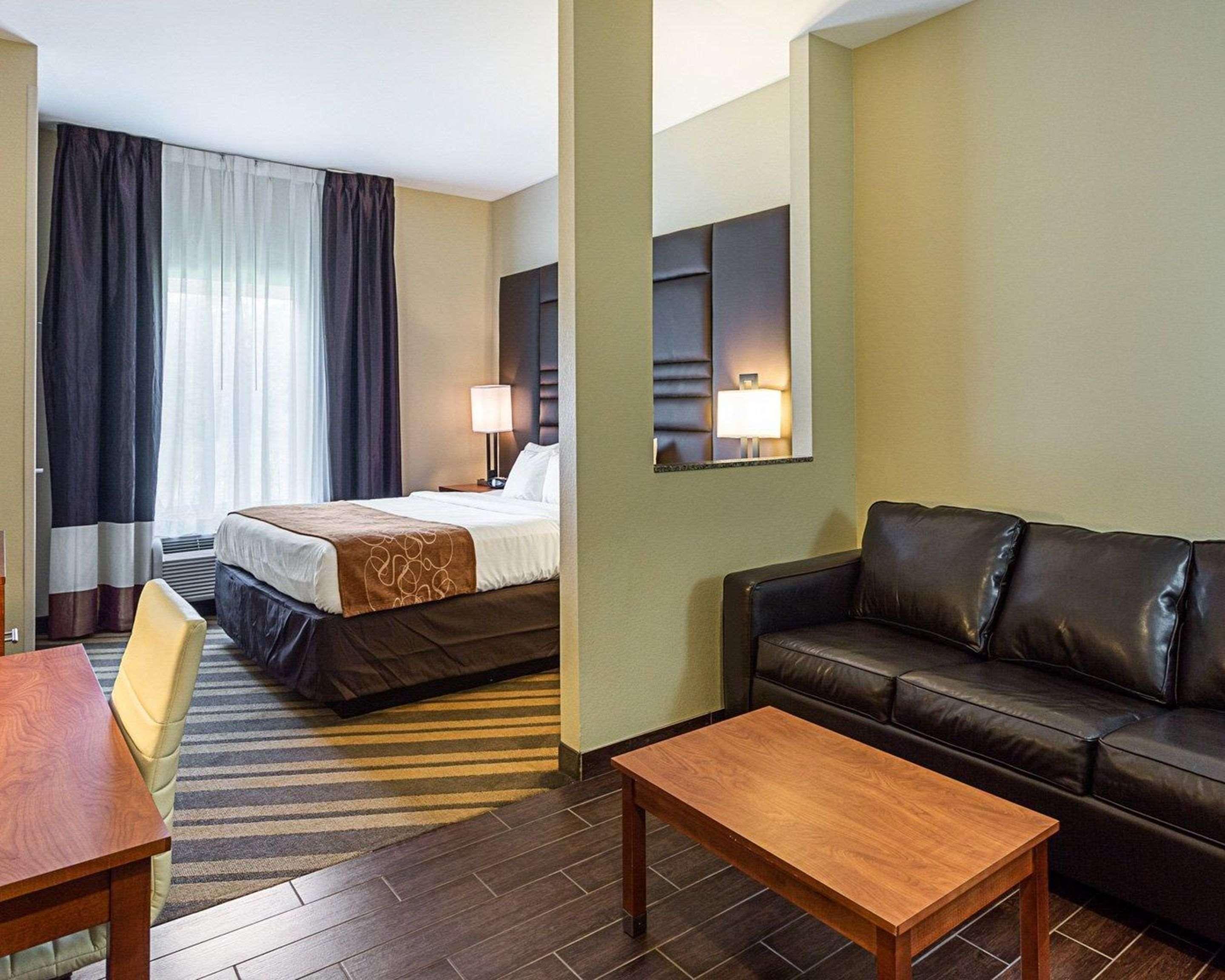 Comfort Suites Near Tanger Outlet Mall Гонзалес Экстерьер фото