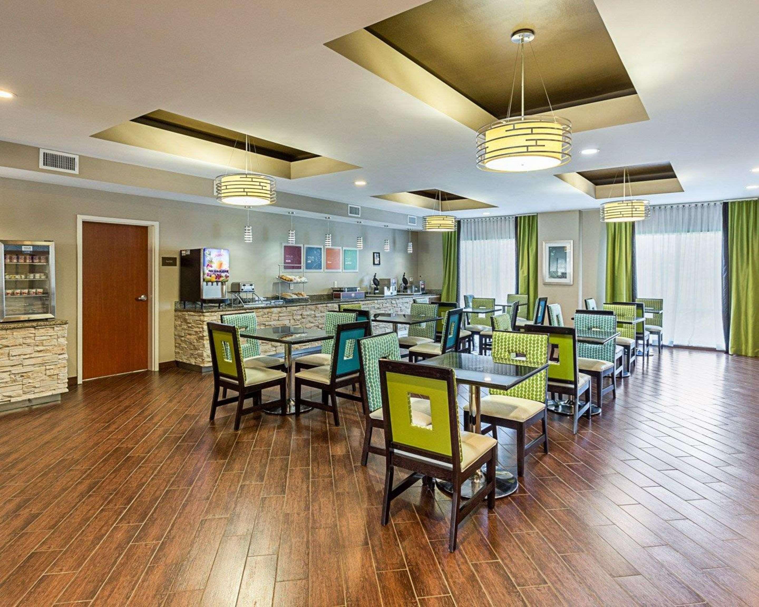 Comfort Suites Near Tanger Outlet Mall Гонзалес Экстерьер фото